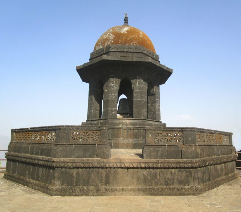 छ. शिवाजी महाराज यांचे समाधी स्मारक, रायगड.